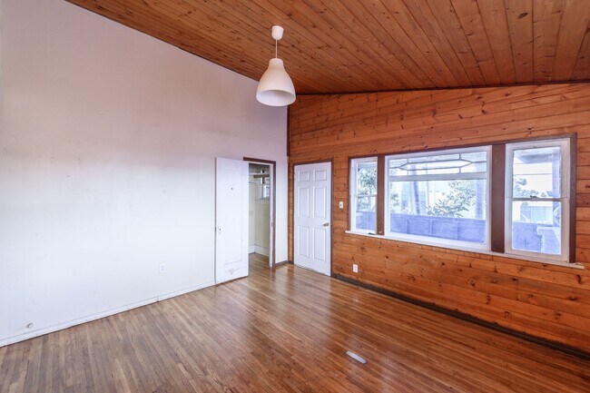 Building Photo - 1070 W Santa Ana Blvd