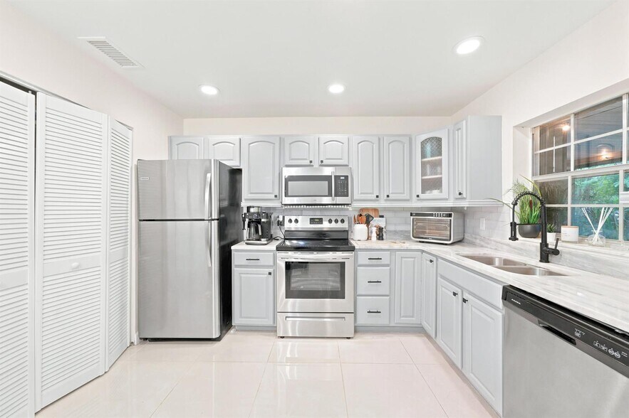 Building Photo - 8026 SW 20th Ct