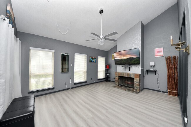 Building Photo - 7877 Kendalia Dr