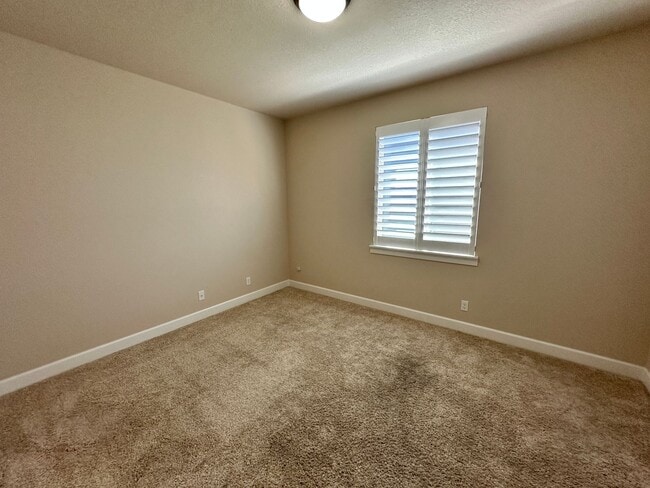 Building Photo - Gorgeous 4 Bedroom 2.5-Bath House in Tigar...