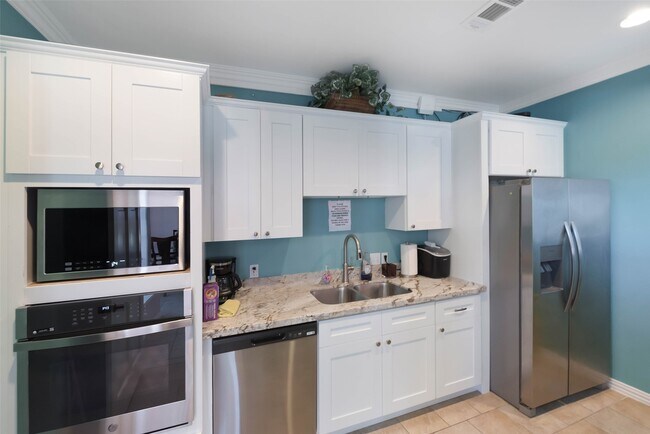 Building Photo - 7000 Seawall Blvd