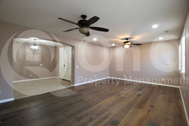 Building Photo - 2872 E Redwood Pl