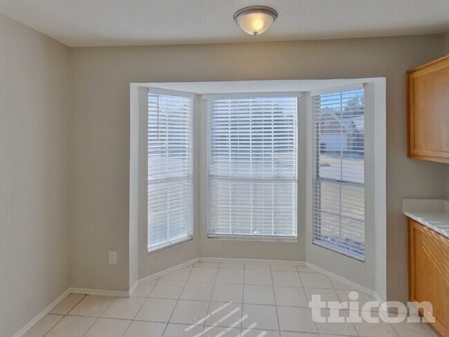 Building Photo - 2628 Dahlia Dr