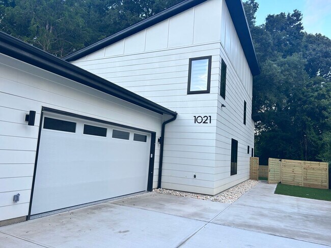 Building Photo - **OFFERING 50% OFF FIRST MONTH'S RENT** Br...
