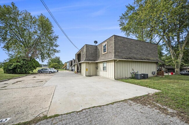Building Photo - 3800 SW 8th Ter