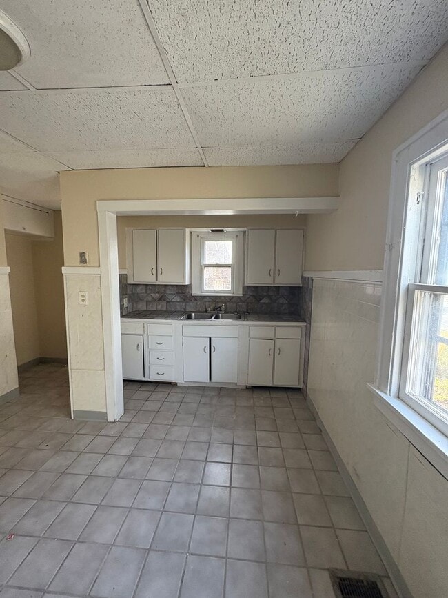 Building Photo - 11110 Vernon Ave