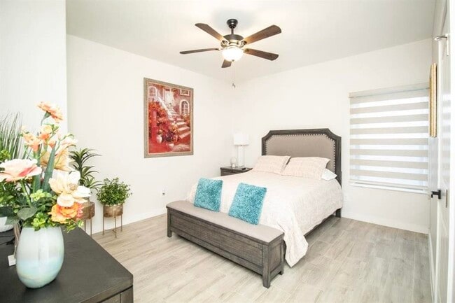 Building Photo - 303 Placido Dr