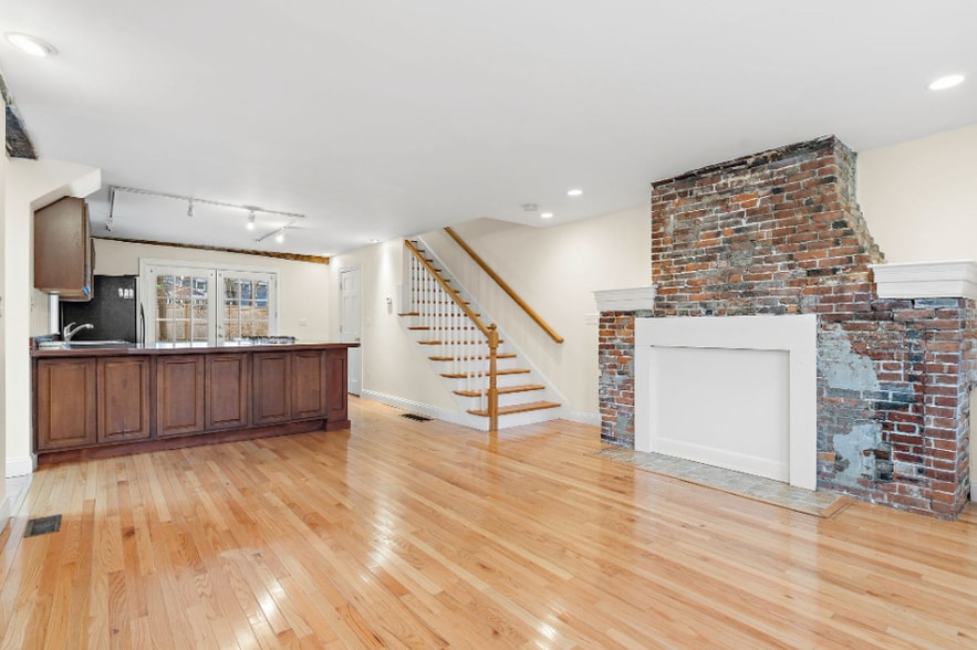 Building Photo - 35 Water St