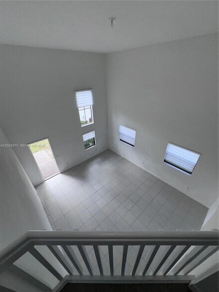 Building Photo - 157 NE 27th Terrace