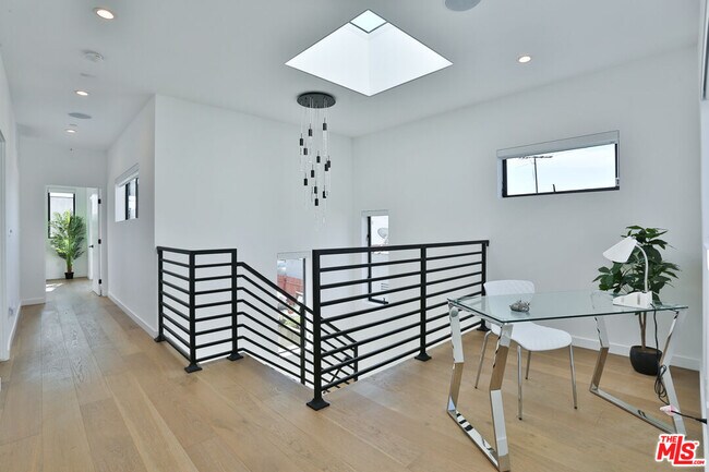 Building Photo - 1622 S Mansfield Ave