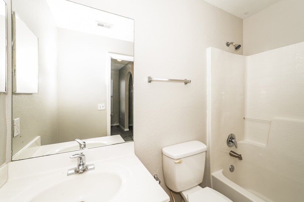 Building Photo - 5840 Lake Front Dr