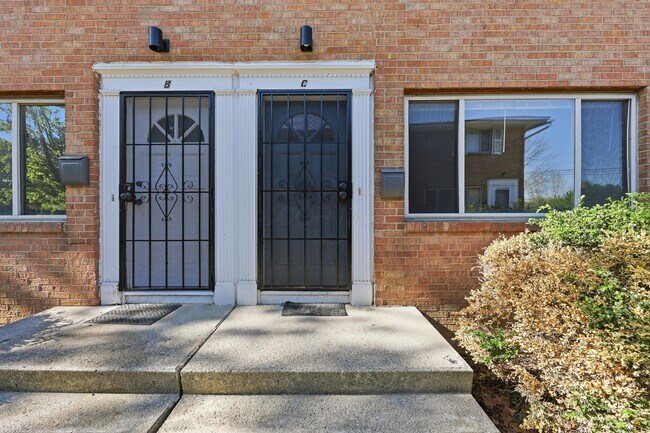 Building Photo - 1759 Lonsdale Rd