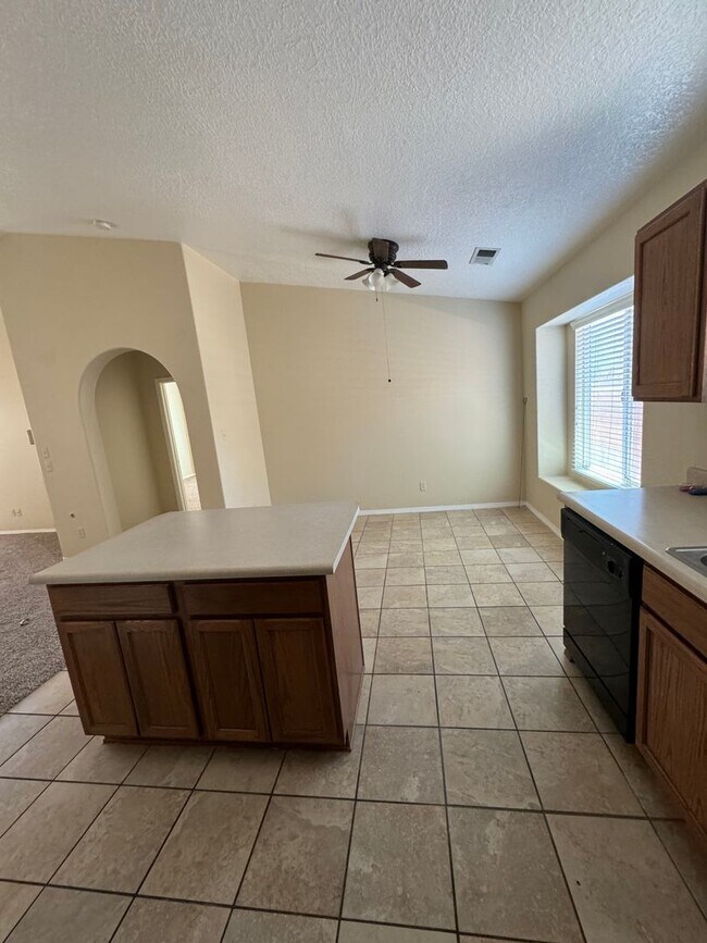 Building Photo - 3 bed 2 bath home