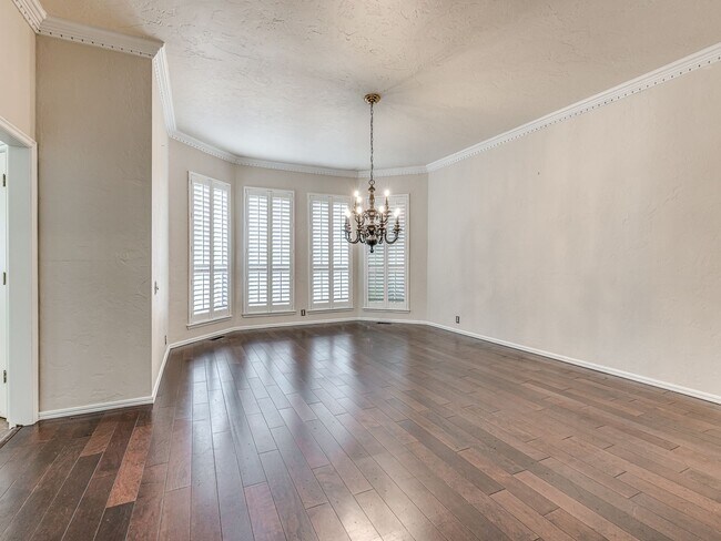 Building Photo - Spacious Home + East Edmond + 4 bedrooms