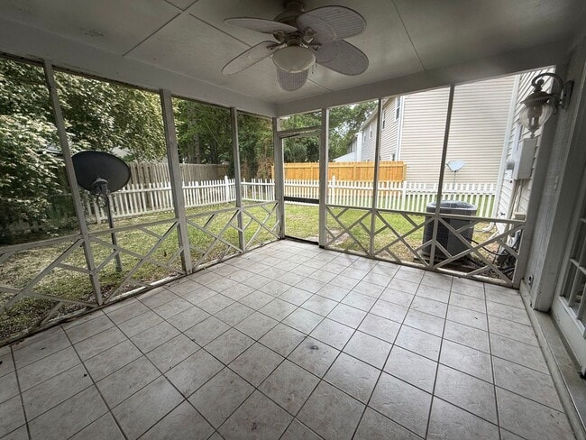 Building Photo - Nice 2 bedroom, 1.5 Townhouse