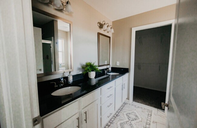 Building Photo - 593 E Melton Rd