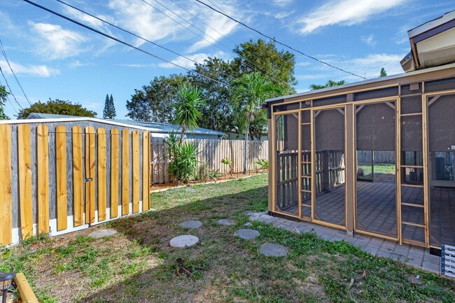 Building Photo - 1649 NE 31st St