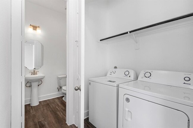 Building Photo - 1739 Cove Cres Ct