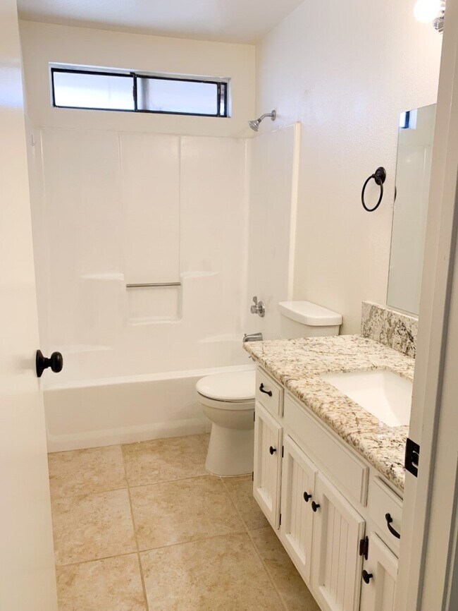 Building Photo - 940 W Graaf Ave