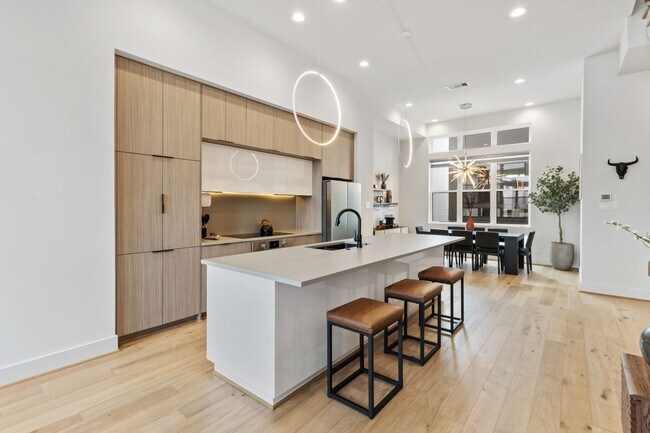 Building Photo - 1504 Ennis St