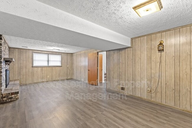 Building Photo - 1932 Mint Julep Ln