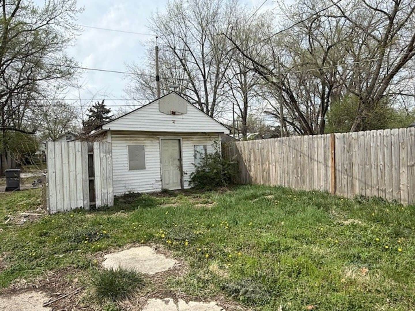 Building Photo - LARGE 4BR ONE LEVEL HOME WITH A GREAT FLOORPLAN.  TONS OF SPACE!