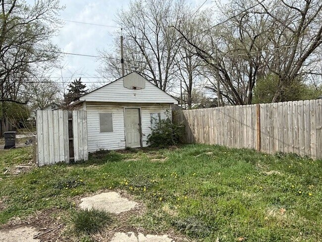 Building Photo - LARGE 4BR ONE LEVEL HOME WITH A GREAT FLOORPLAN.  TONS OF SPACE!
