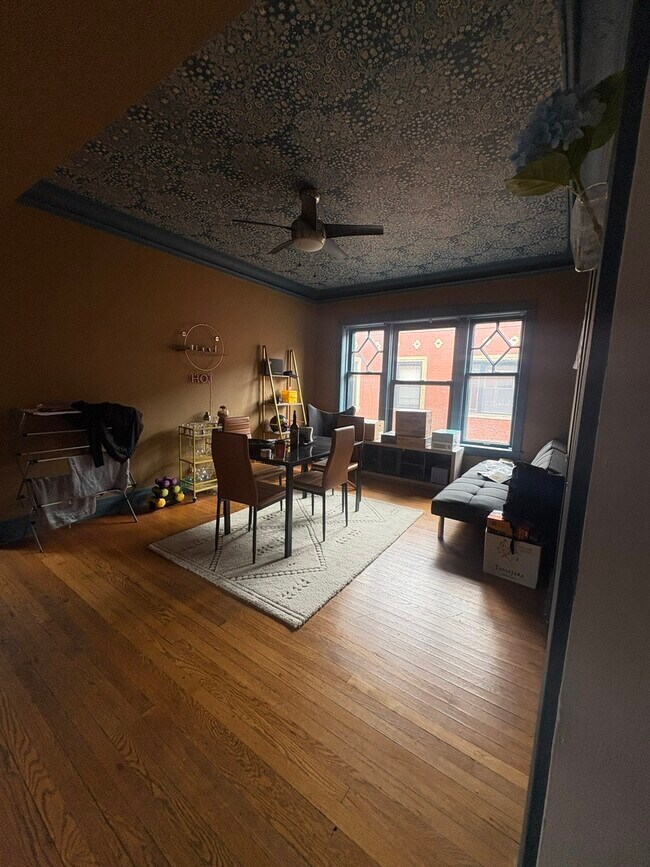 Building Photo - 3720 N Sheffield Ave