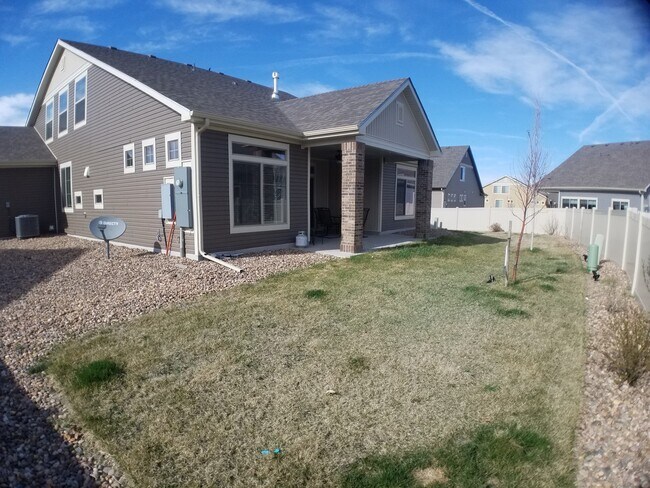 Building Photo - Single Family Home Main Floor Primary in F...