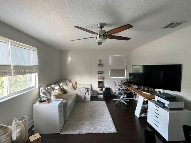 Building Photo - 485 Silver Palm Way
