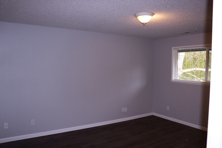 Building Photo - 15906 Elm St E