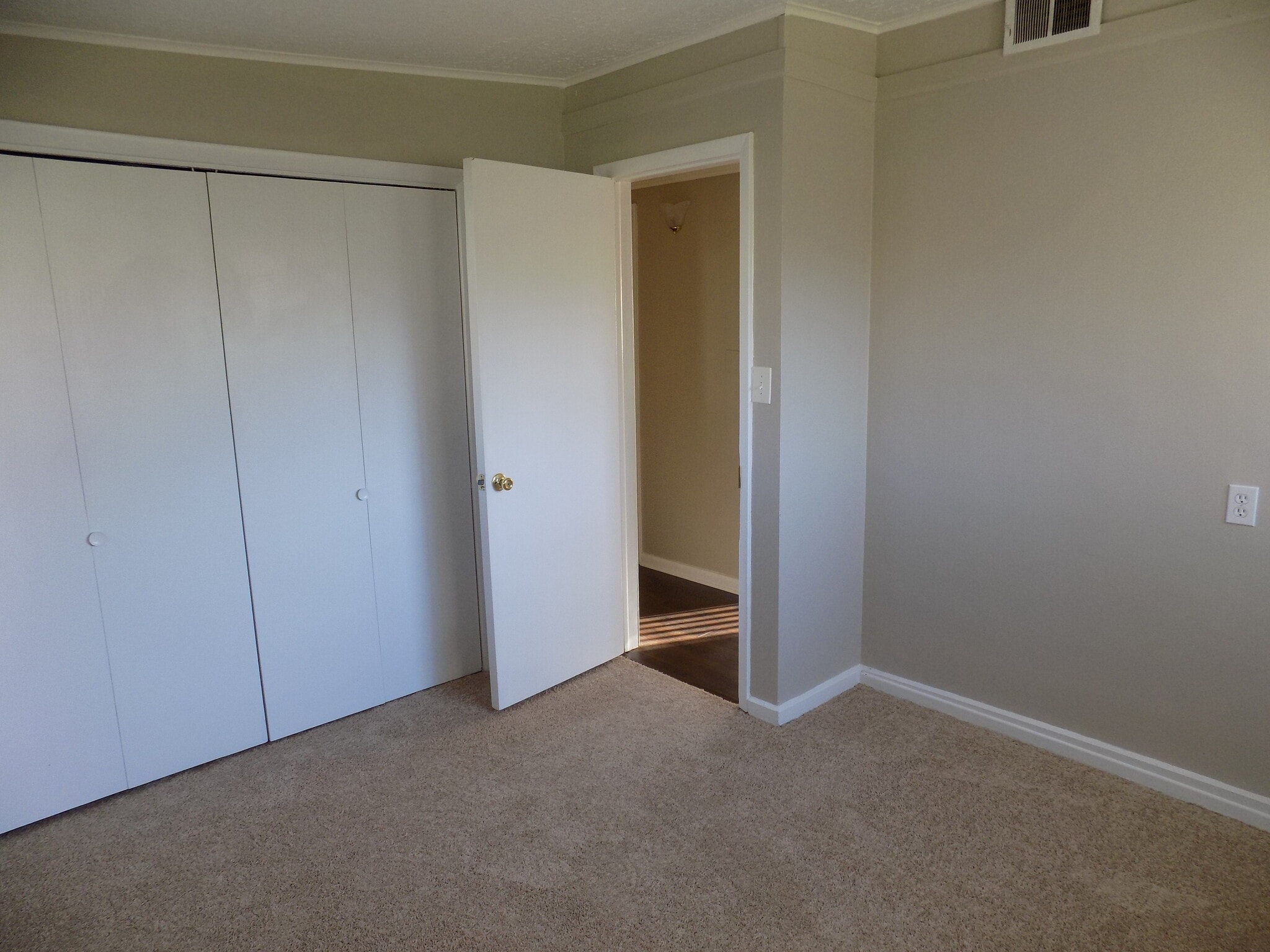 Building Photo - 2505 Maplewood Dr