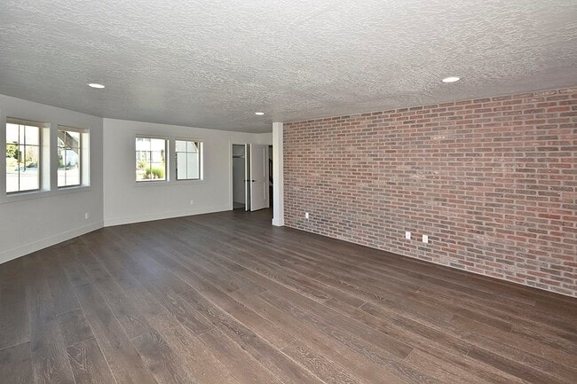 Building Photo - One of a Kind-3 Bedroom and 3 Bathroom Luxury Townhouse in Harris Ranch.