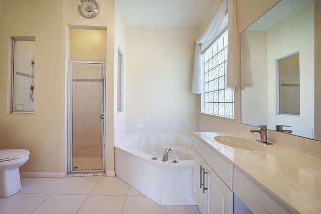 Building Photo - 1422 Fairway Cir