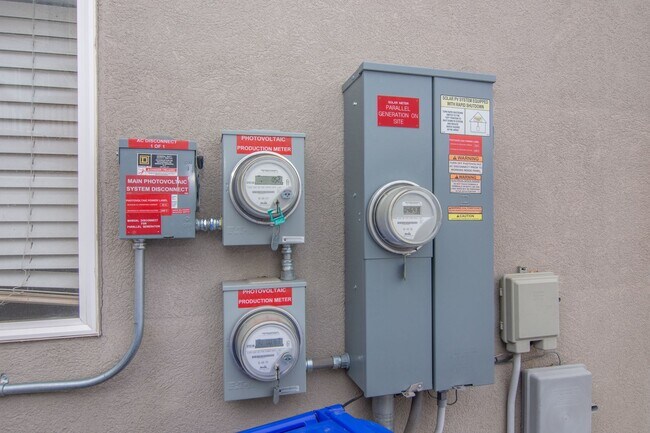 Building Photo - Gorgeous Bountiful Home w/ Solar & 3 Car Garage