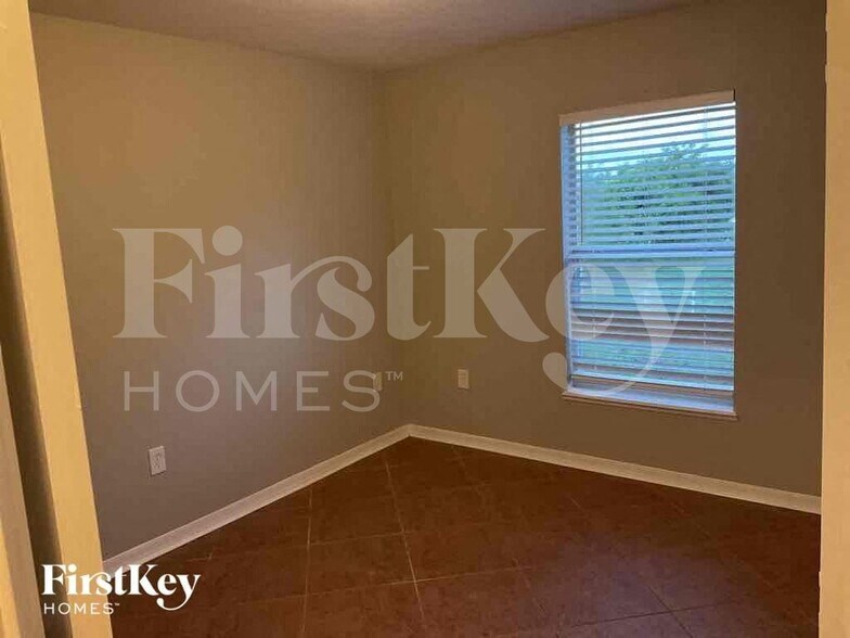 Building Photo - 1120 NW 11th Pl