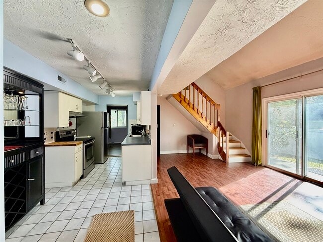 Building Photo - 197 Lake St