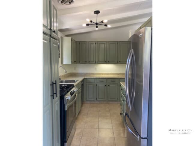Building Photo - CHARMING 3BR/2BA W/ NEW LAM FLRS, NEW STOV...