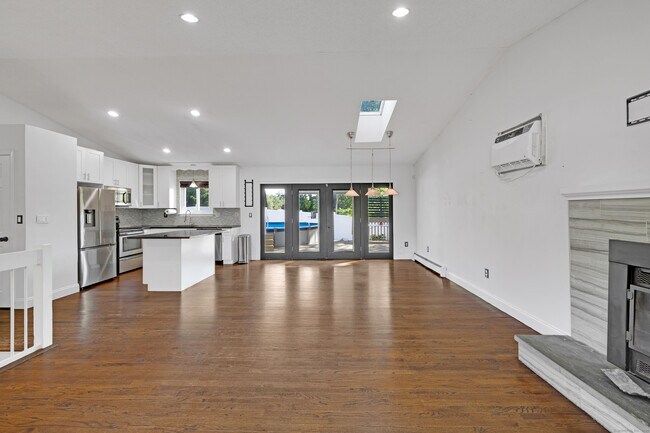 Building Photo - 90 Village Ln