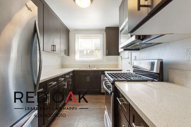 Building Photo - Fabulous One Bedroom with Vintage Appeal, ...