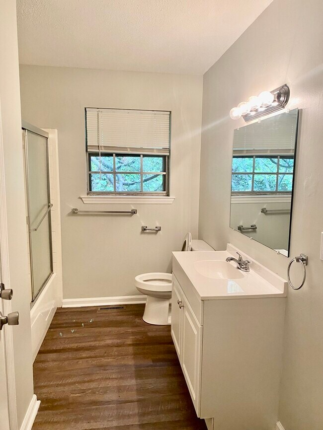 Building Photo - Hixson Townhome: 3 Bed/1.5 Bath; 2 Stories...
