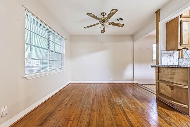 Building Photo - 6425 N Ridgecrest Dr