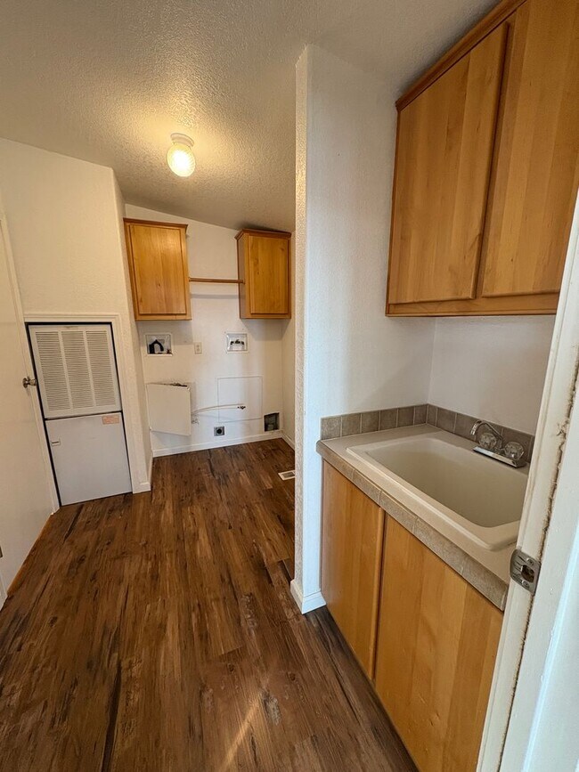 Building Photo - Country LIving