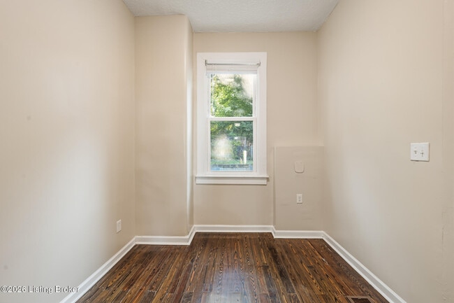 Building Photo - 813 Swan St