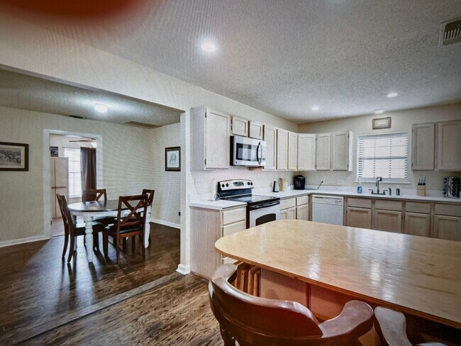 Building Photo - Country style living on the hill but withi...