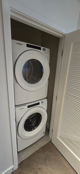 Building Photo - 2510 6th Ave