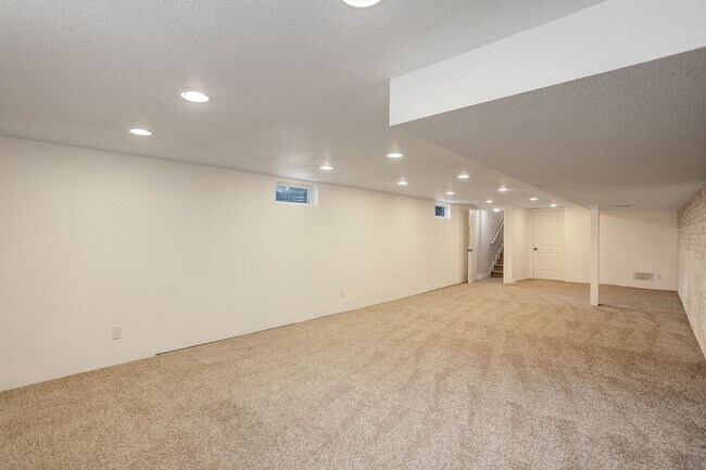 Building Photo - 4 Bed | 2 Bath | Spacious Backyard | Prime...