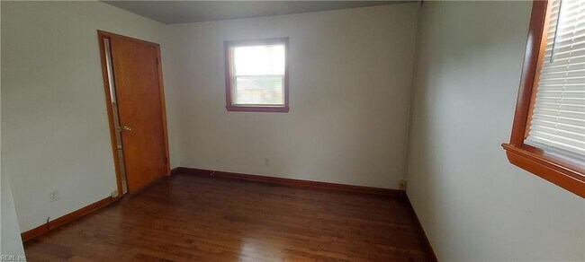 Building Photo - 216 Lindsey Ave