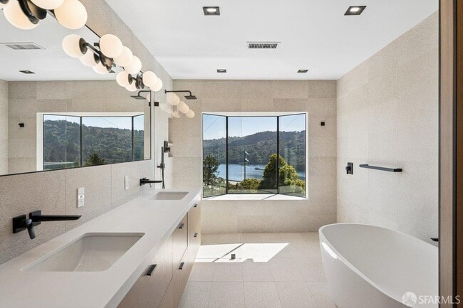 Building Photo - 1435 Lakeview Dr