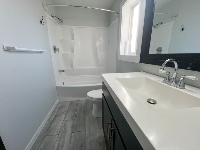 Building Photo - 114 W Head St